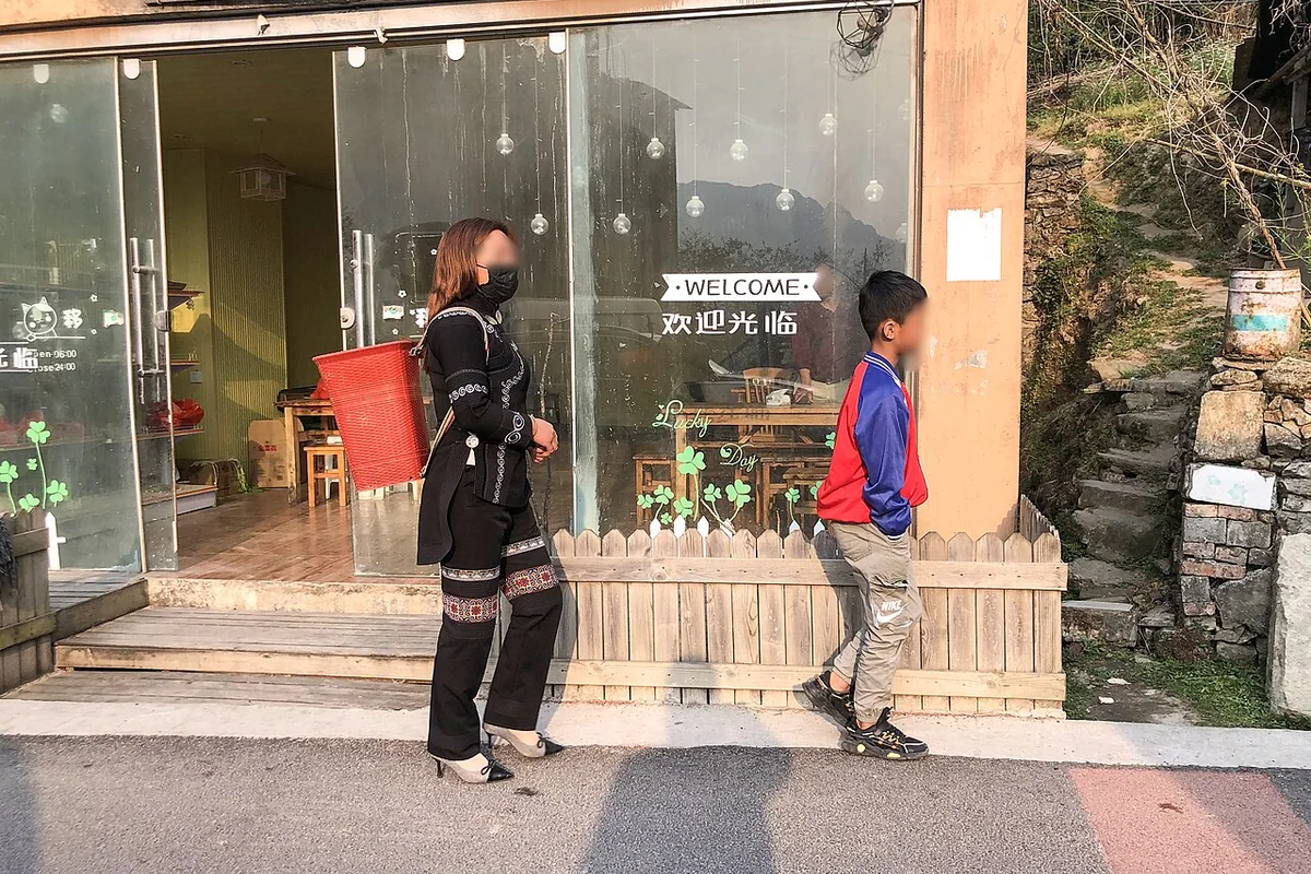 A Hani woman and boy going for county fair at Duoyishu (20210320084224).jpg