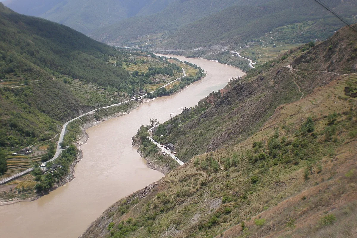 Countryside along Tiger Leaping Gorge trail 10.JPG