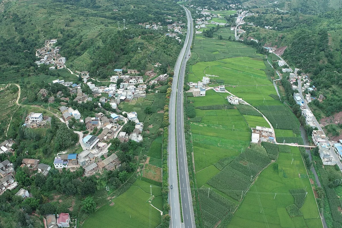 G85 Yinkun Expressway near Zhongzhai Village in Huize, Yunnan.jpg