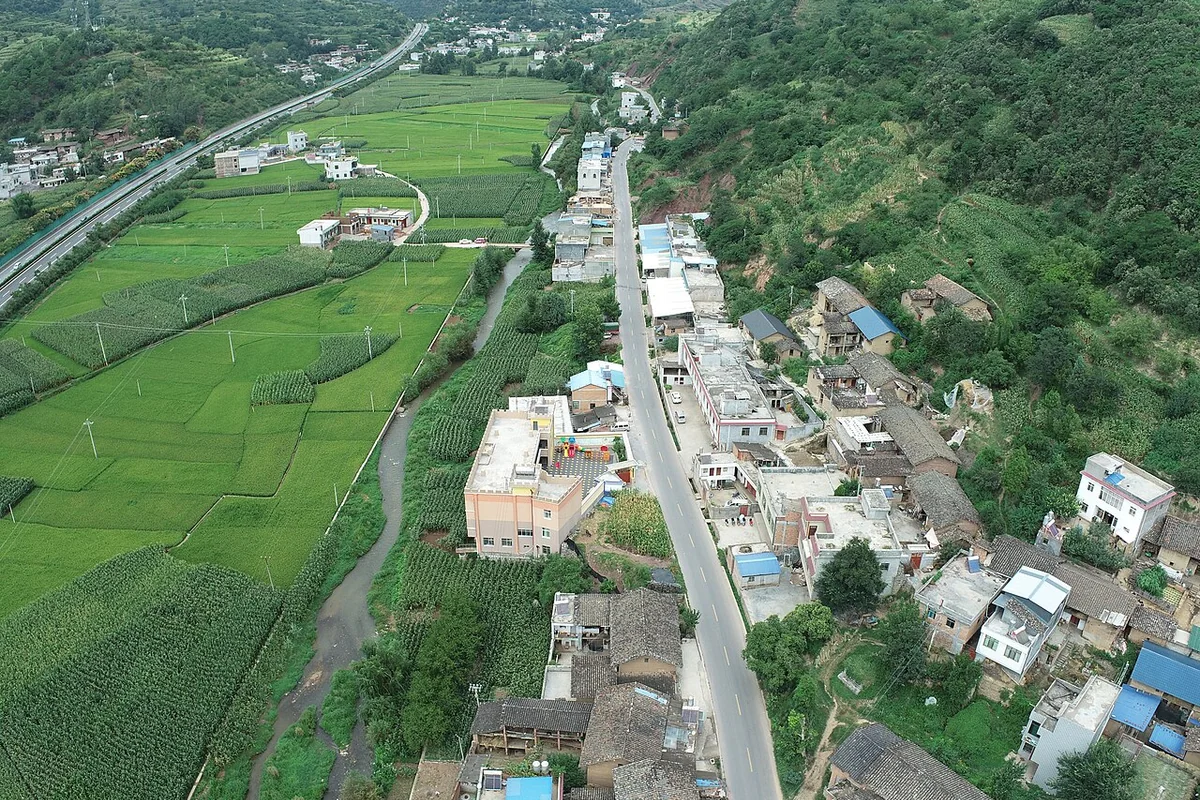G213 near Zhongzhai Village in Huize, Yunnan.jpg