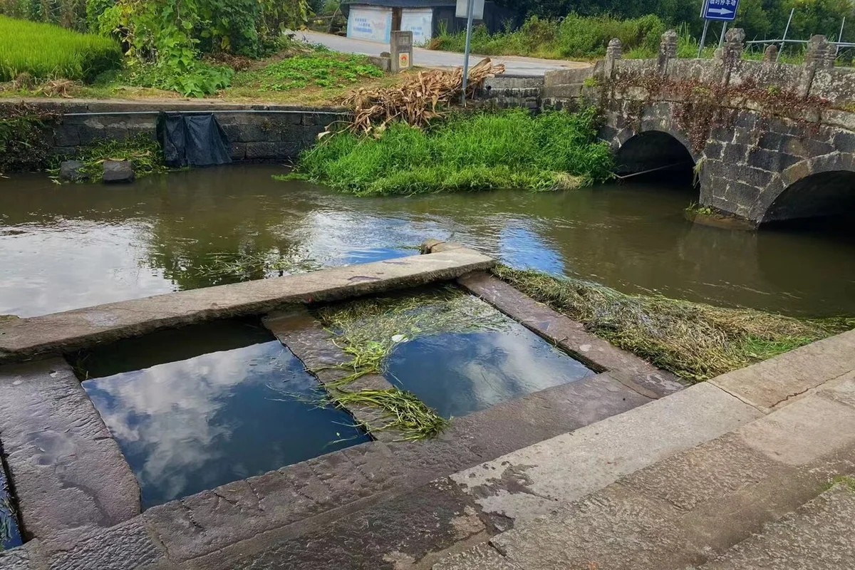 A river and a bridge in Heshun, Baoshan, Yunnan, China.jpg