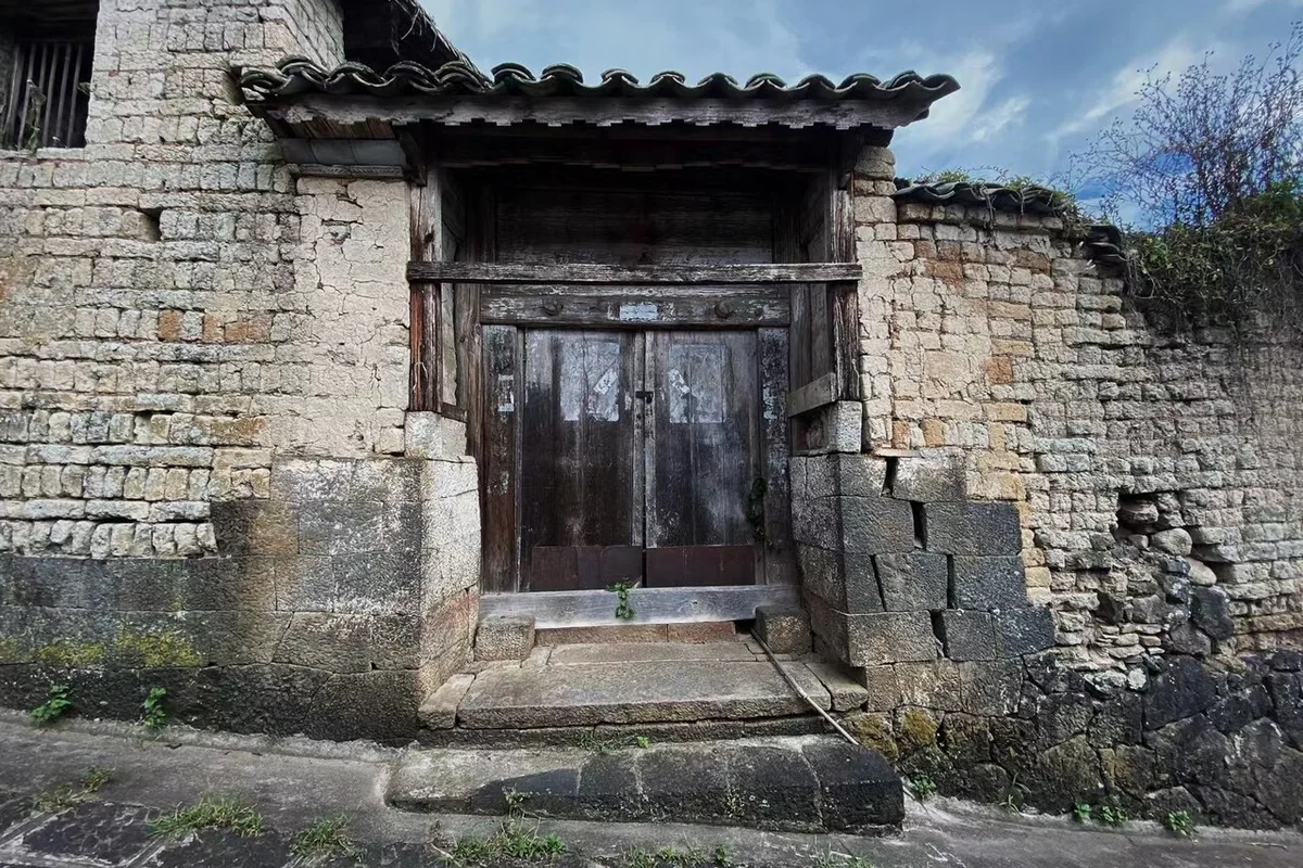 Earth-brick house in Heshun, Baoshan, Yunnan, China.jpg