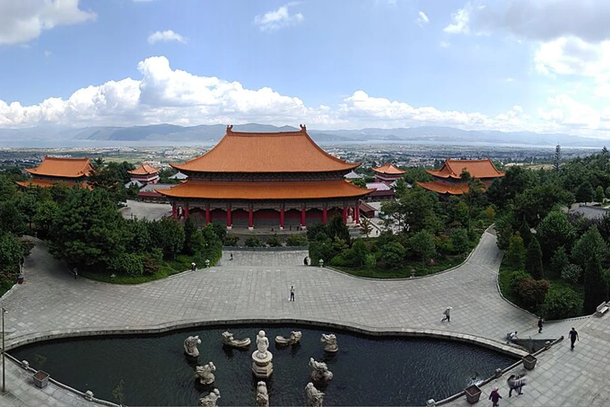 Chongsheng Temple 崇聲寺 and Three Pagodas 三塔, Yunnan, China - 37672769022.jpg