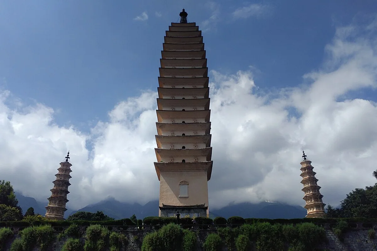 Chongsheng Temple 崇聲寺 and Three Pagodas 三塔, Yunnan, China - 37656204436.jpg