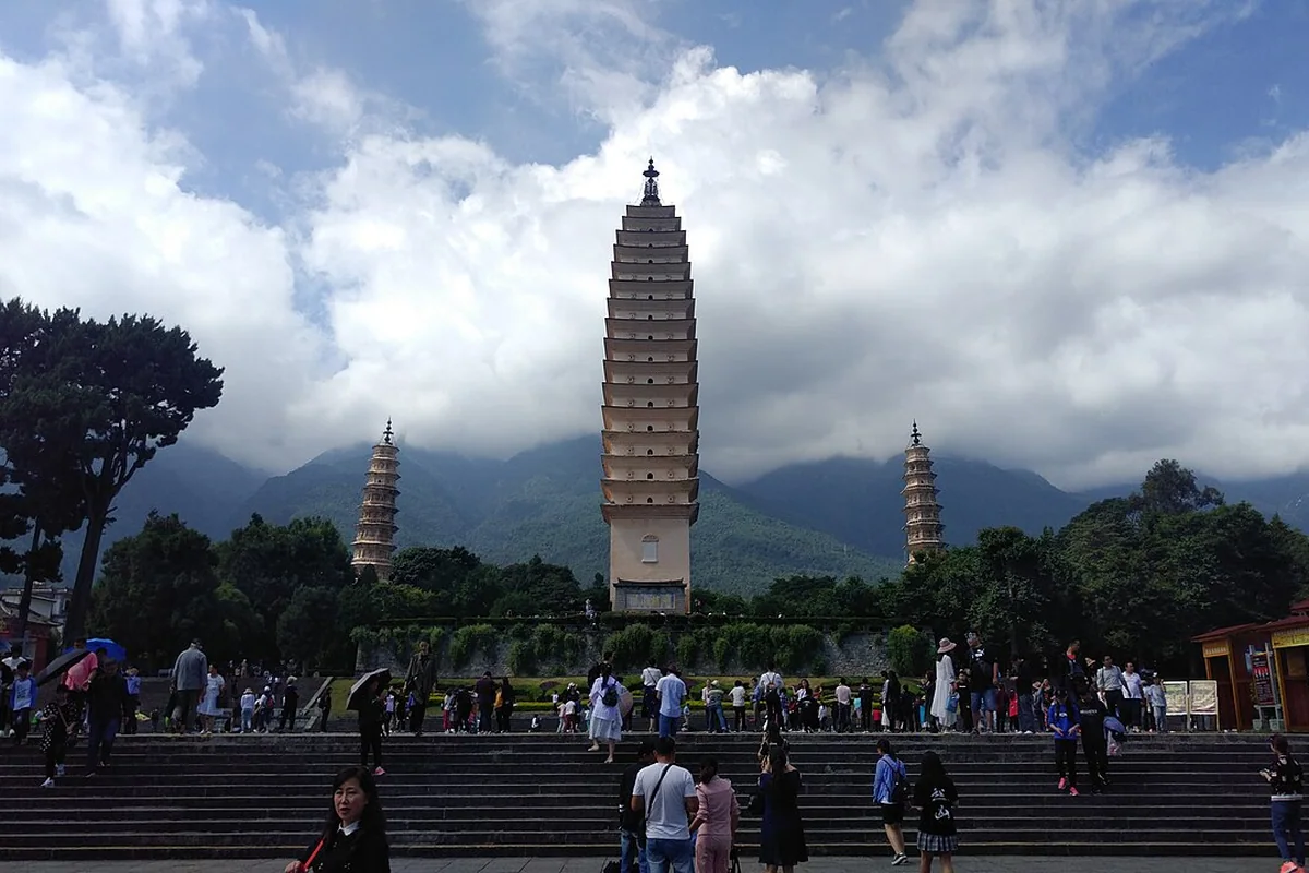 Chongsheng Temple 崇聲寺 and Three Pagodas 三塔, Yunnan, China - 37672773992.jpg
