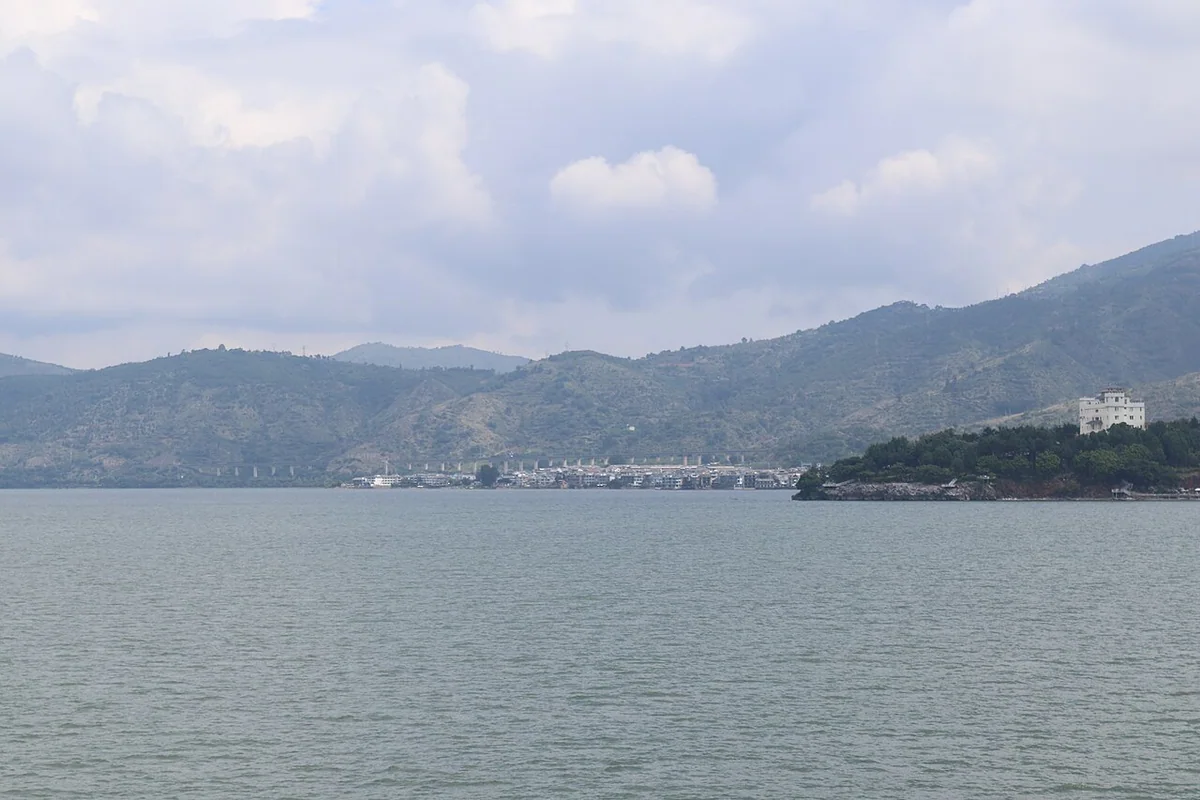 洱海上望南诏风情岛 01.jpg