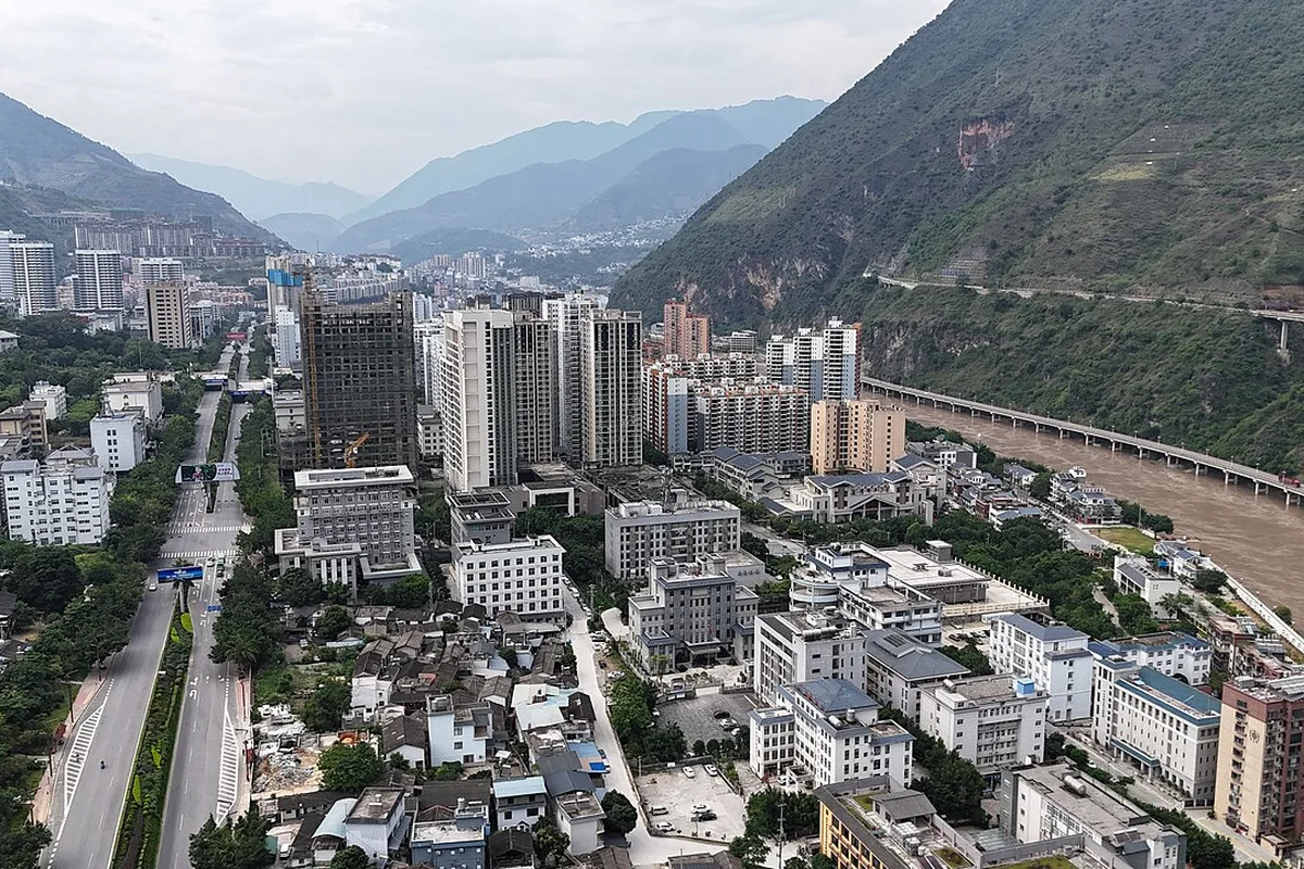 泸水怒江新城天际线 - 航拍 - 2024-05-31 01.jpg