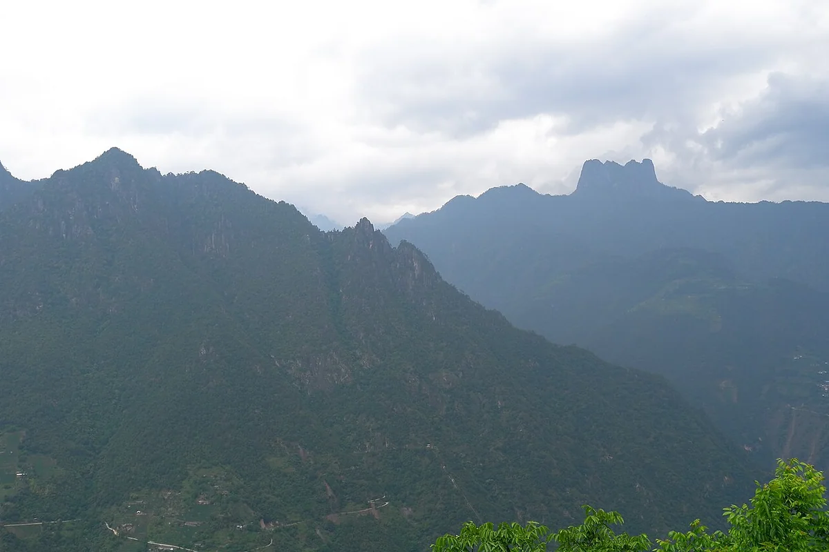 皇冠山及附近山峰 - 2024-06-01.jpg