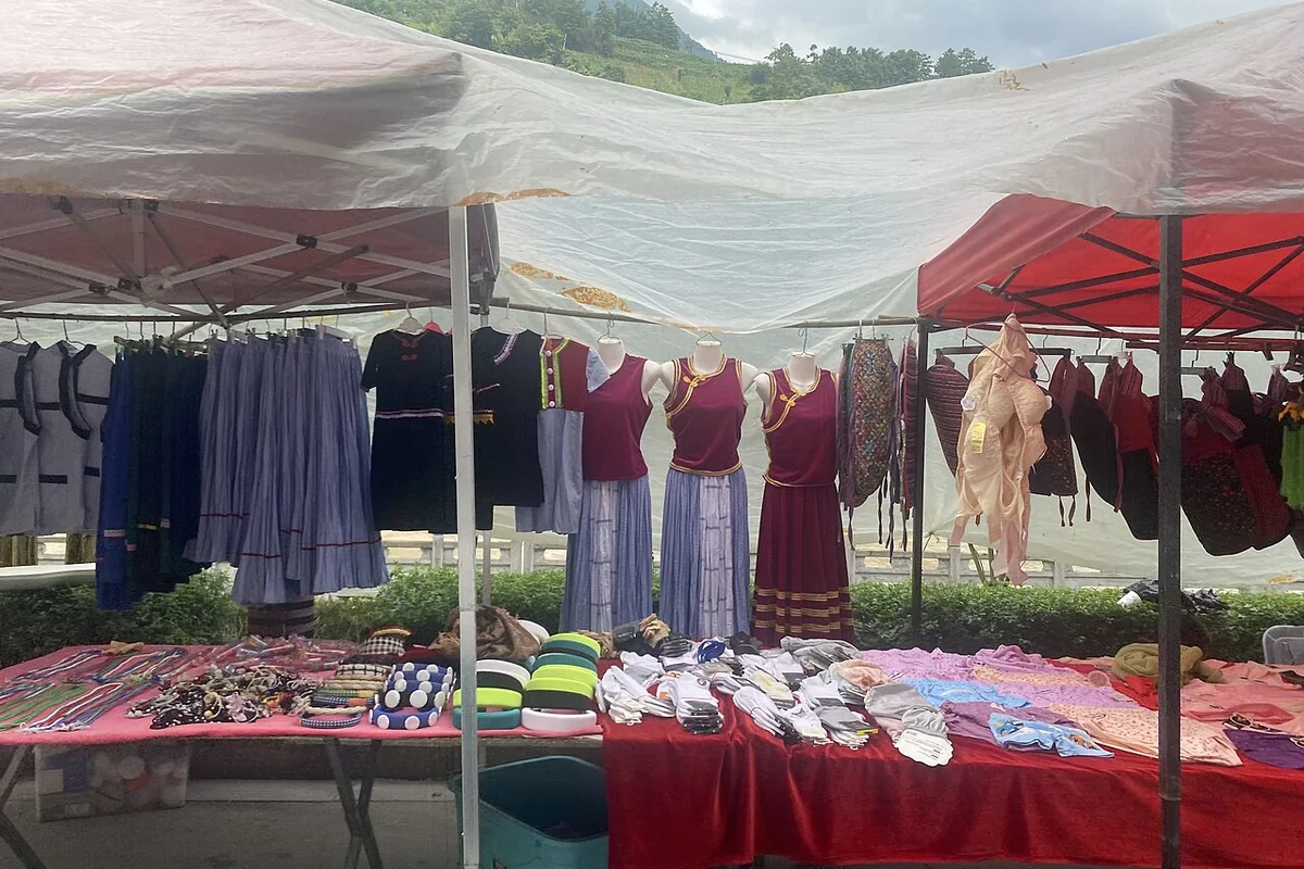 福贡县地摊上的民族服饰 - 2024-06-01 02.jpg