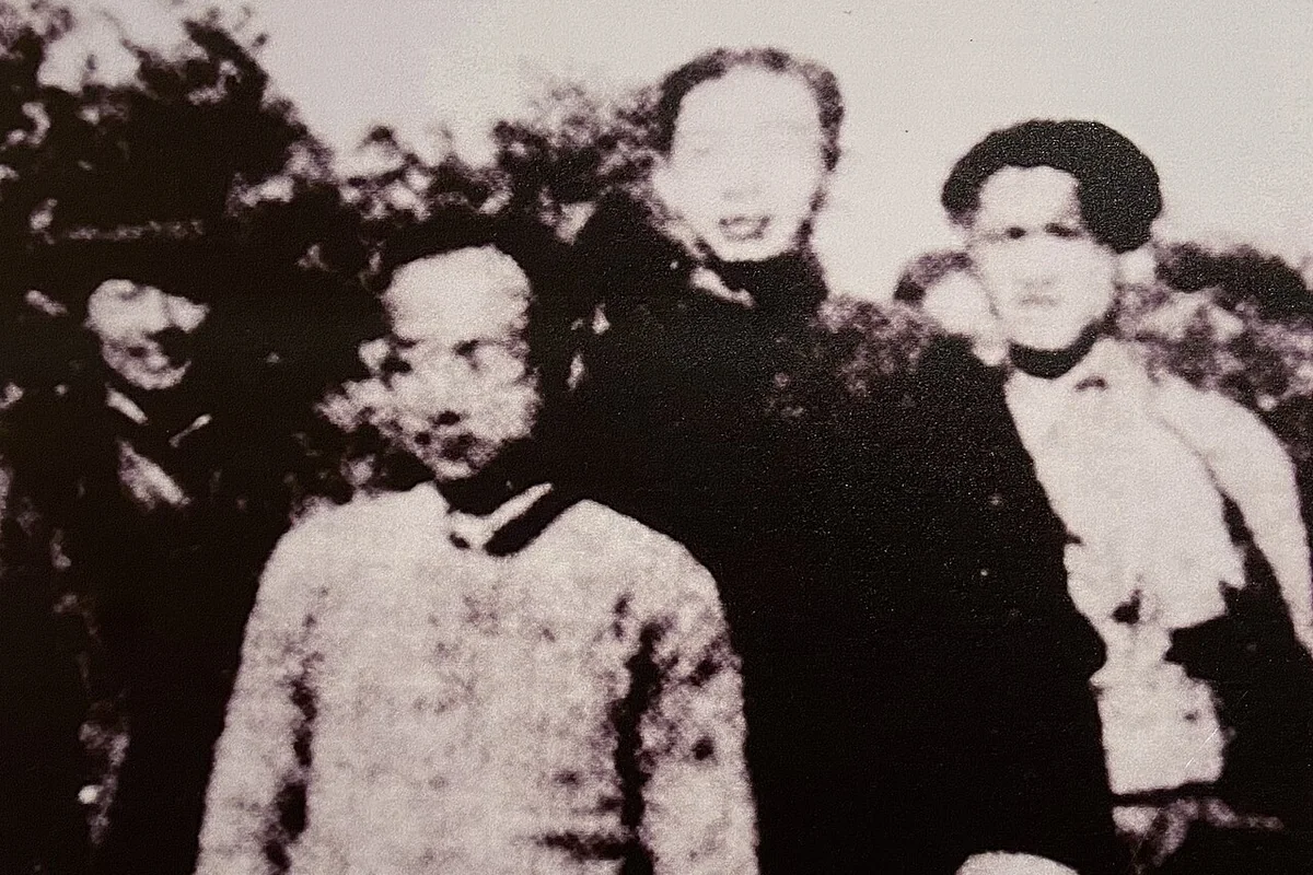 普洱民族团结誓词碑纪念馆-旧照-1949年地委书记张华俊(左二)行委主任李伯雄(左一)和九支副司令方仲伯(左三)在宁洱.jpg