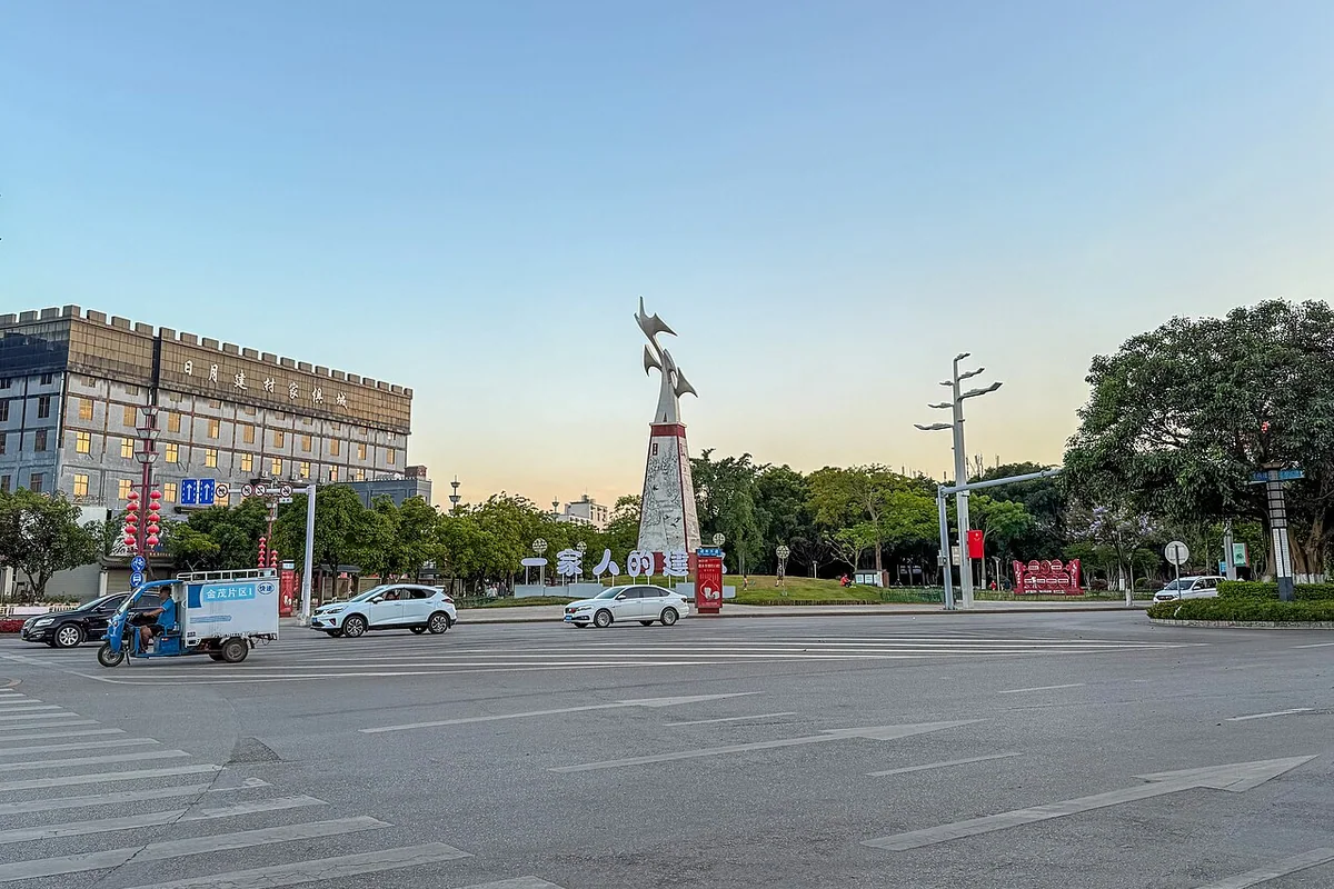 建水迎晖路雕塑 - 2025-05-05.jpg