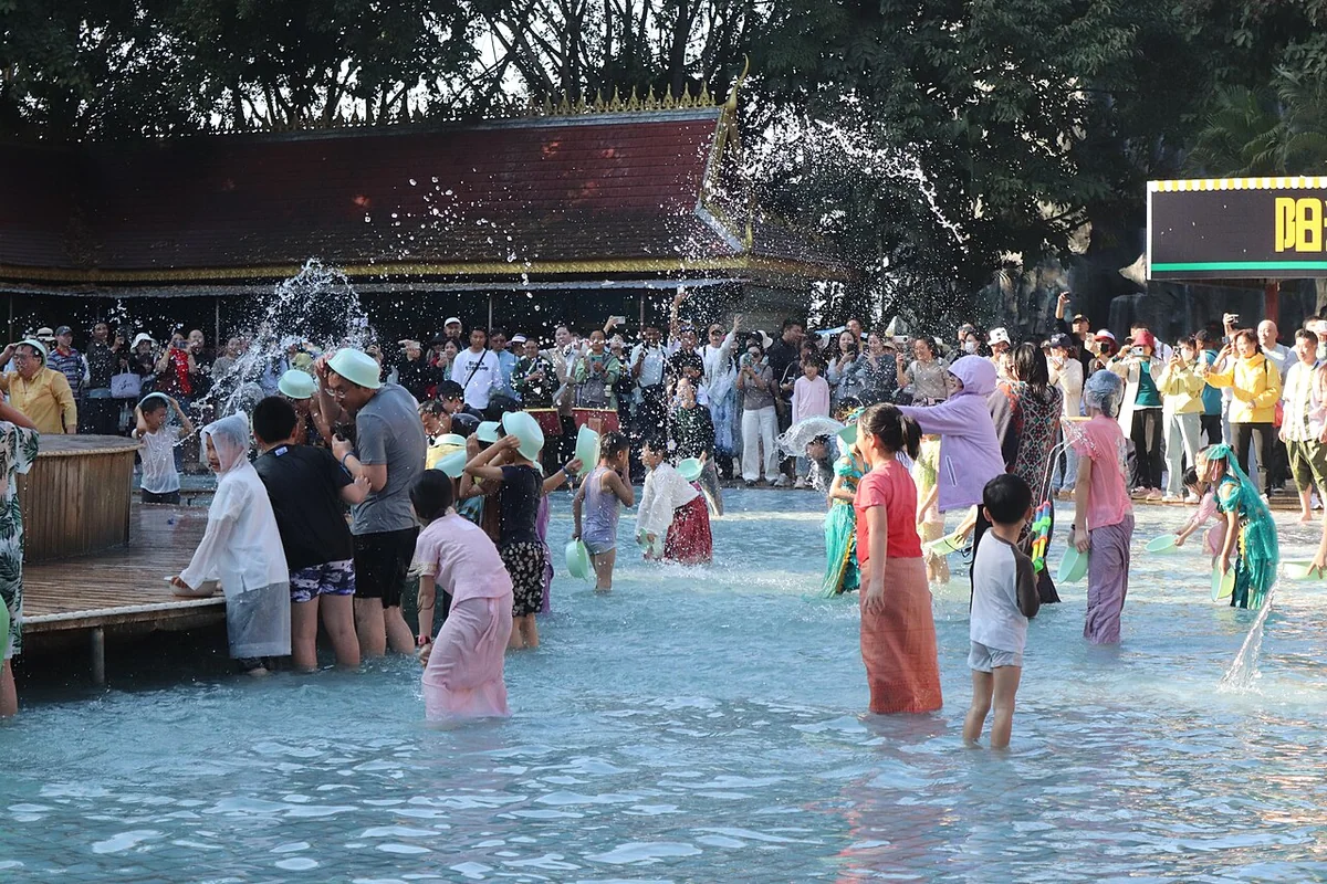 景洪 勐泐之泼水广场活动 01.jpg