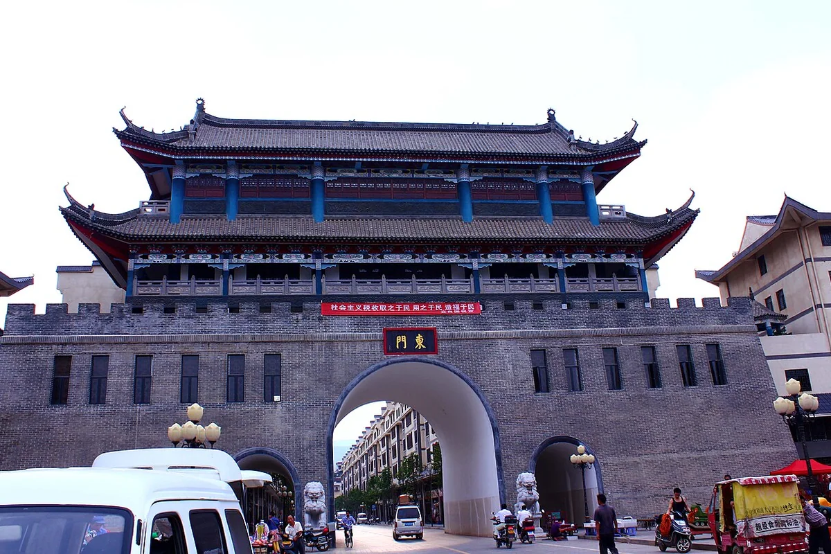 Dongmen in Yiliang County, Kunming.jpg