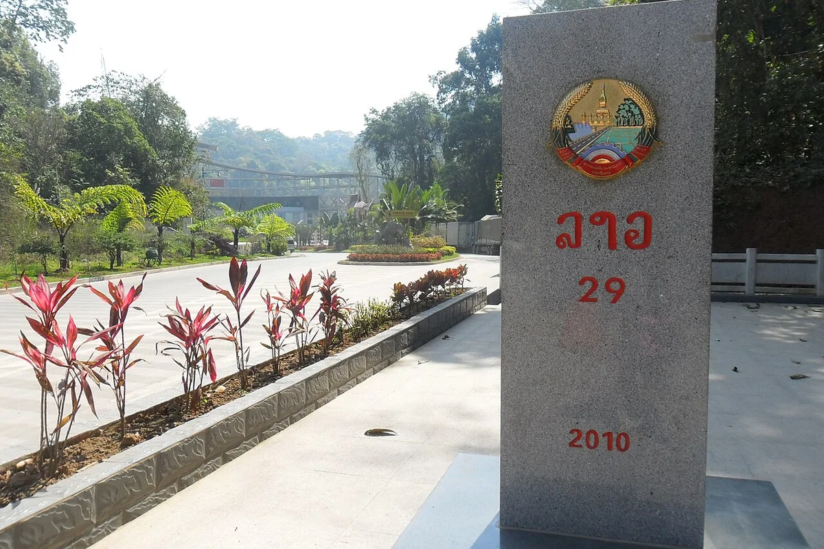 Monument on Mohan - Boten border line.JPG