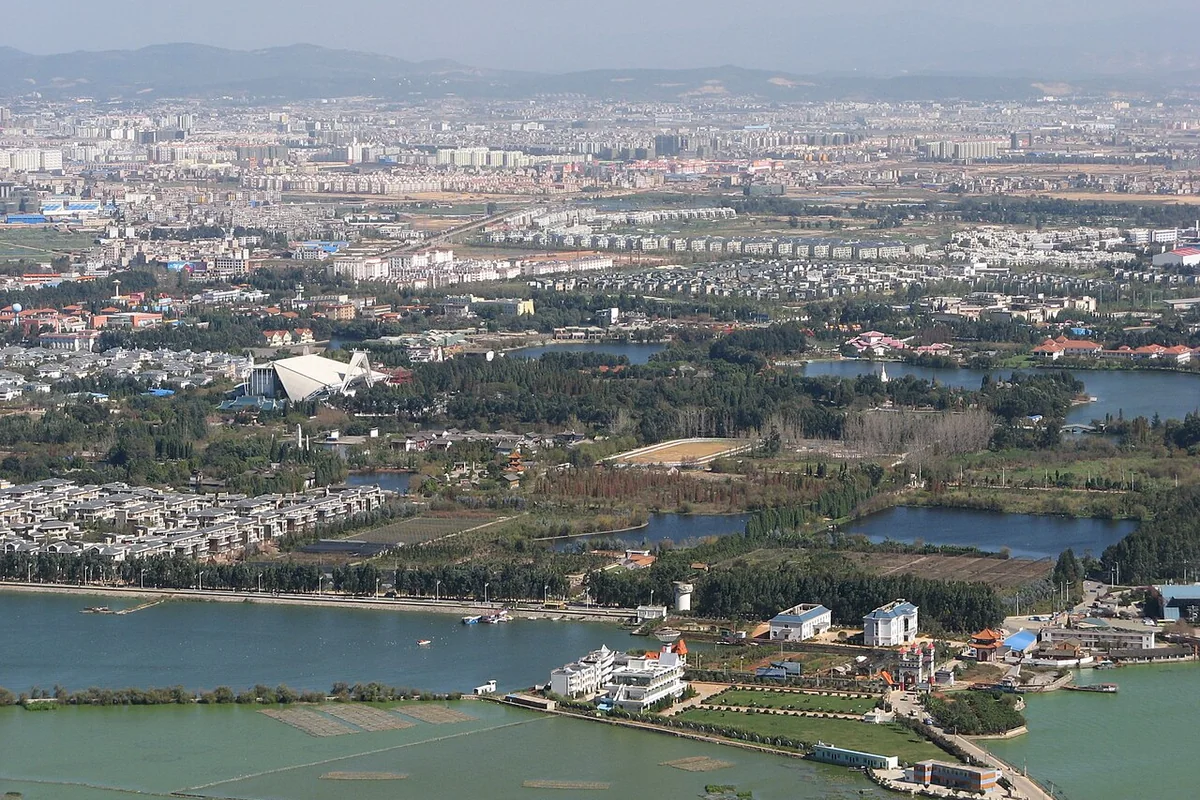 西山远眺昆明 - panoramio.jpg