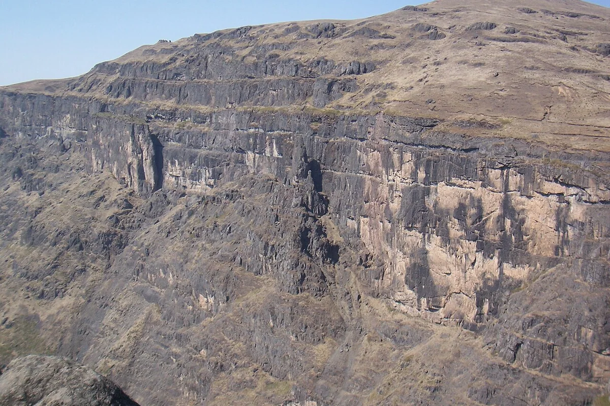 大山包 悬崖 - panoramio.jpg