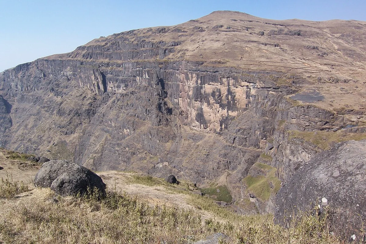 大山包 悬崖 - panoramio - hilloo.jpg