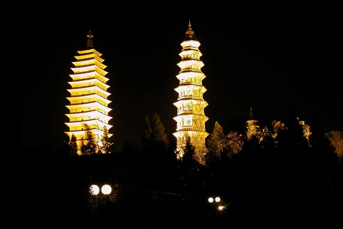 大理三塔 - panoramio.jpg