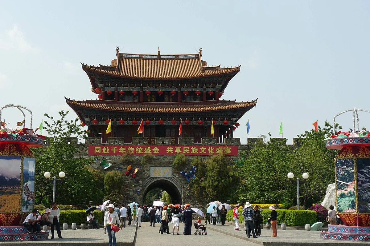 大理古城门 - panoramio - Caihm.jpg