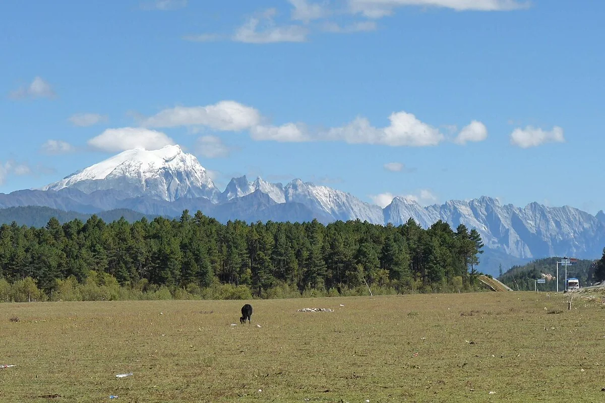 去香格里拉的路上远眺哈巴雪山 - panoramio.jpg
