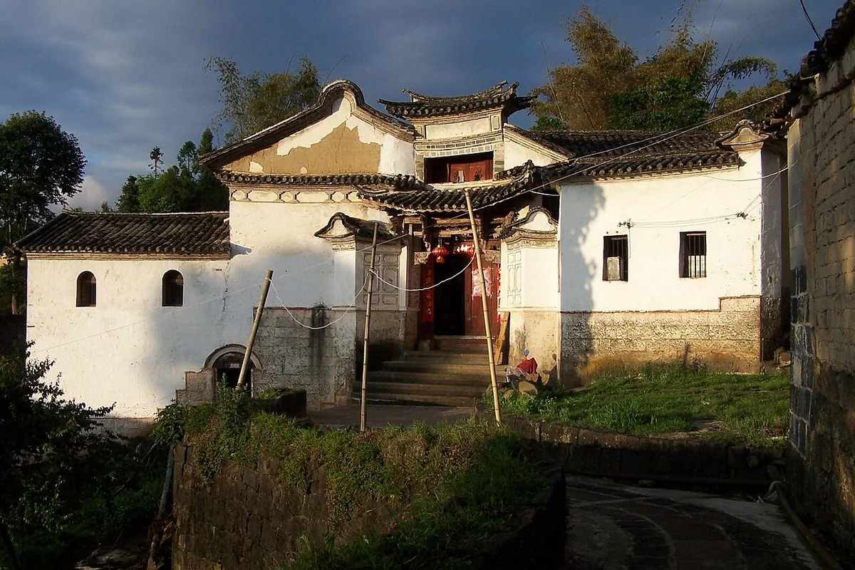 Huadamen Hostel (Heshun, Tengchong County, Yunnan), far view.jpg