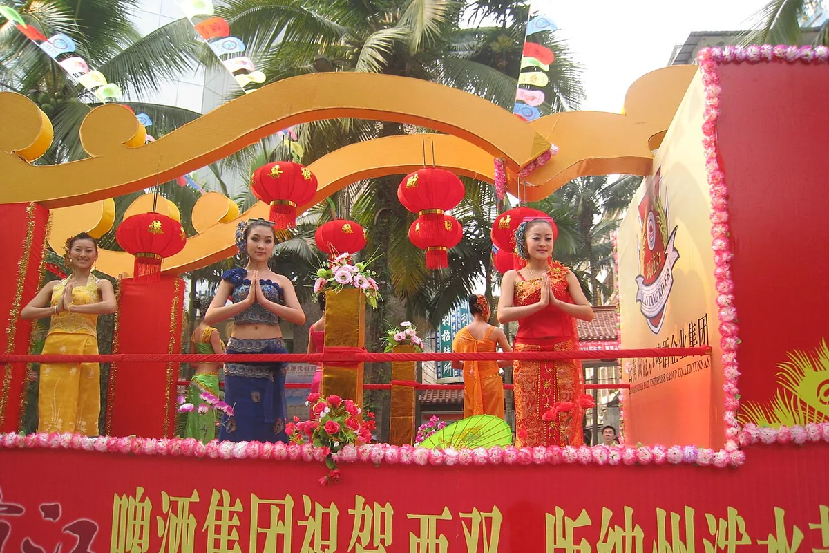 云南省西双版纳傣族自治州景洪市2009年传统泼水节日里包含铜臭照片-啤酒广告希望车上的不要喝 - panoramio.jpg