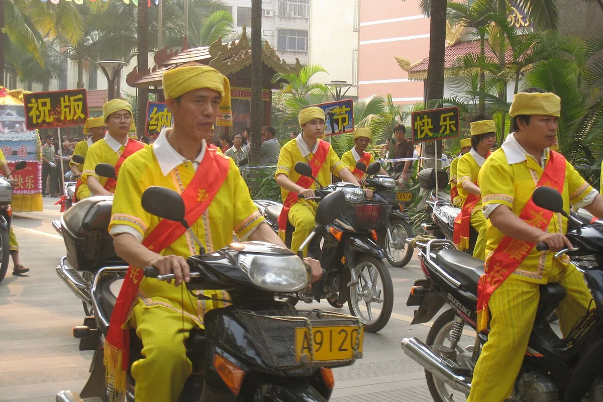 云南省西双版纳傣族自治州景洪市2009年传统泼水节日里包含铜臭照片和空气质量开始下降 - panoramio.jpg