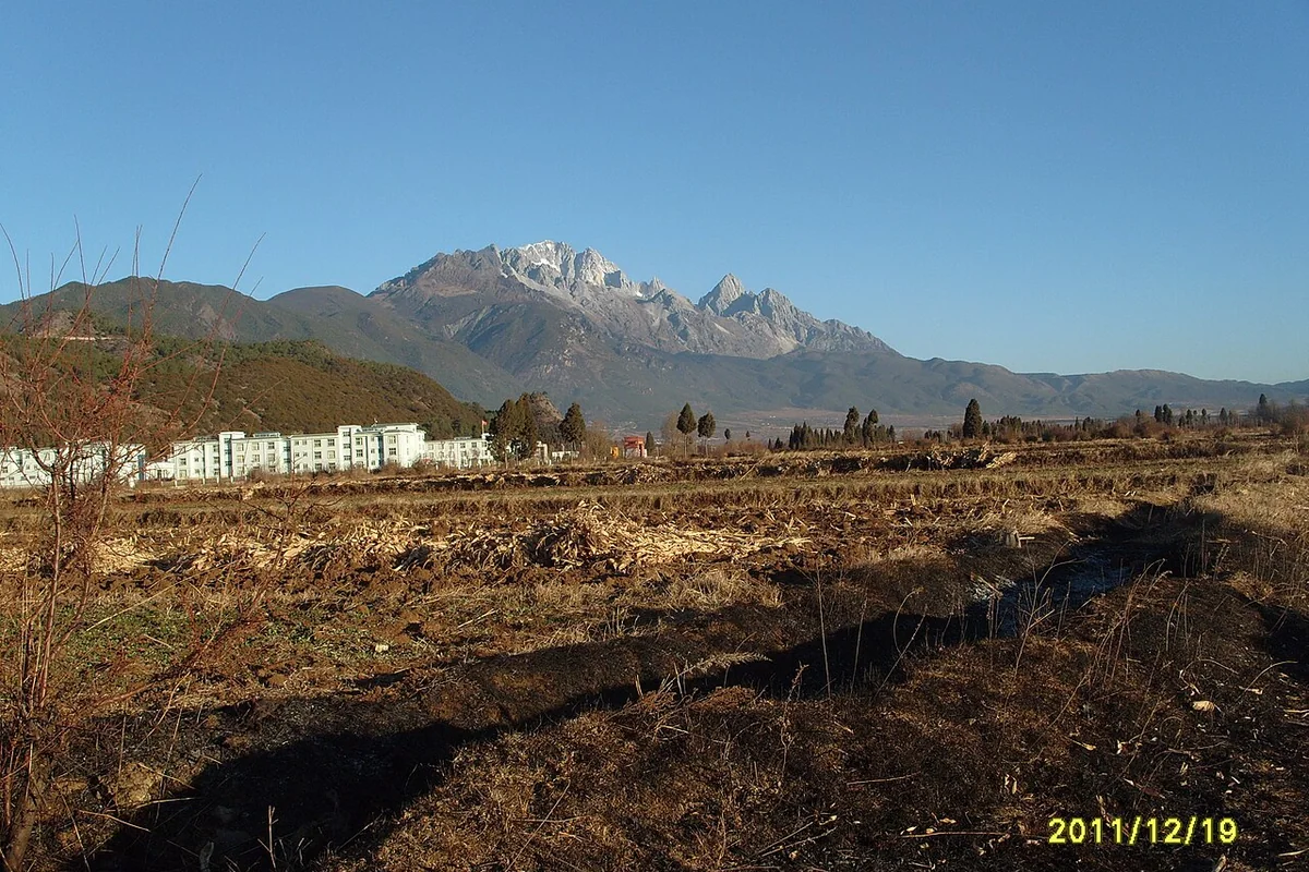 束河郊外－远处是玉龙雪山 - panoramio.jpg