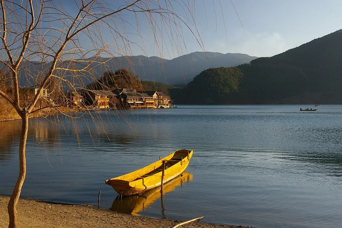 泸沽湖(夕阳下的里格)Lugu Lake - panoramio.jpg