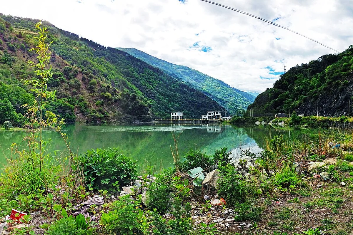 20130529虎跳峡至中甸G214道边小水电站 - panoramio.jpg