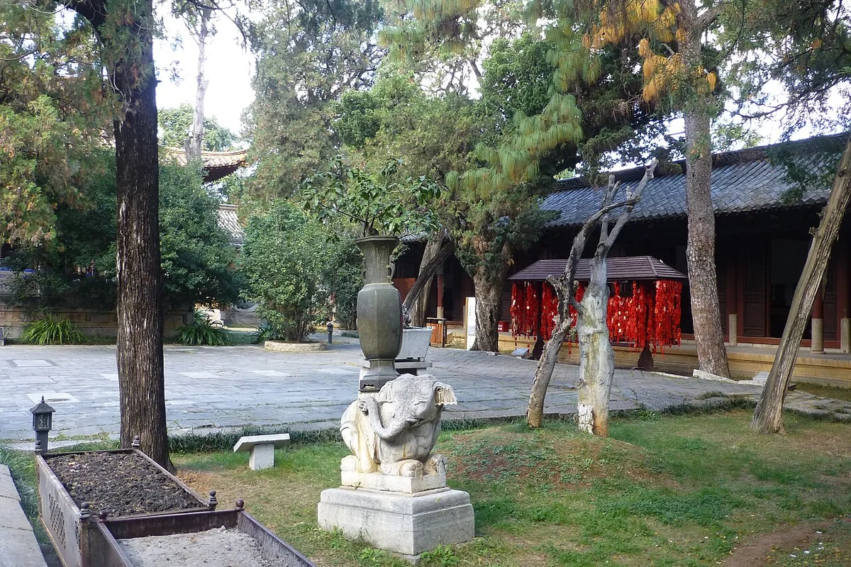 Jianshui Confucian Temple - P1360955.JPG