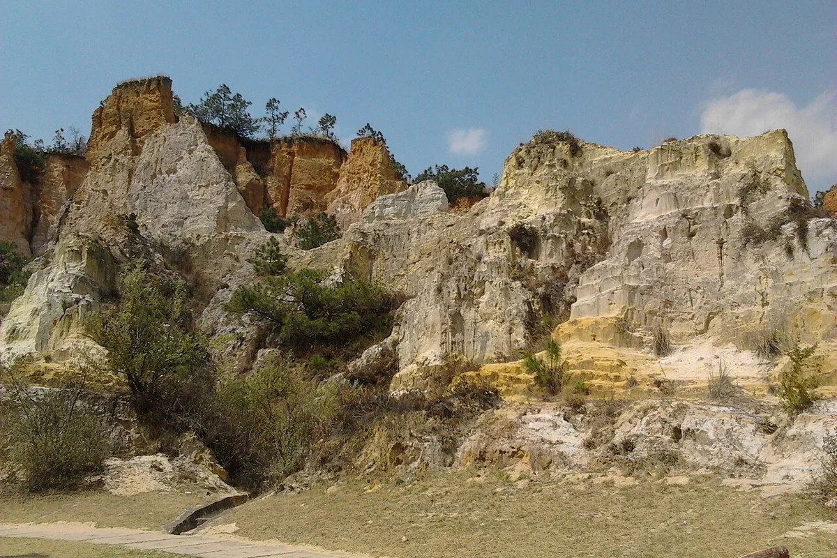 Luliang Colored Sandstone Forest - panoramio (3).jpg