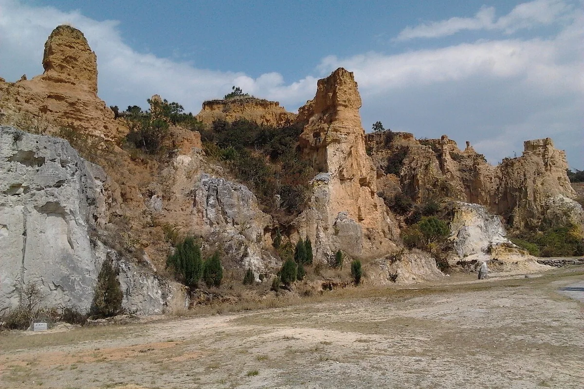 Luliang Colored Sandstone Forest - panoramio (4).jpg