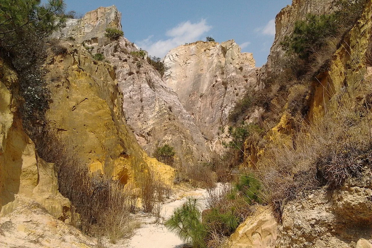 Luliang Colored Sandstone Forest - panoramio (5).jpg