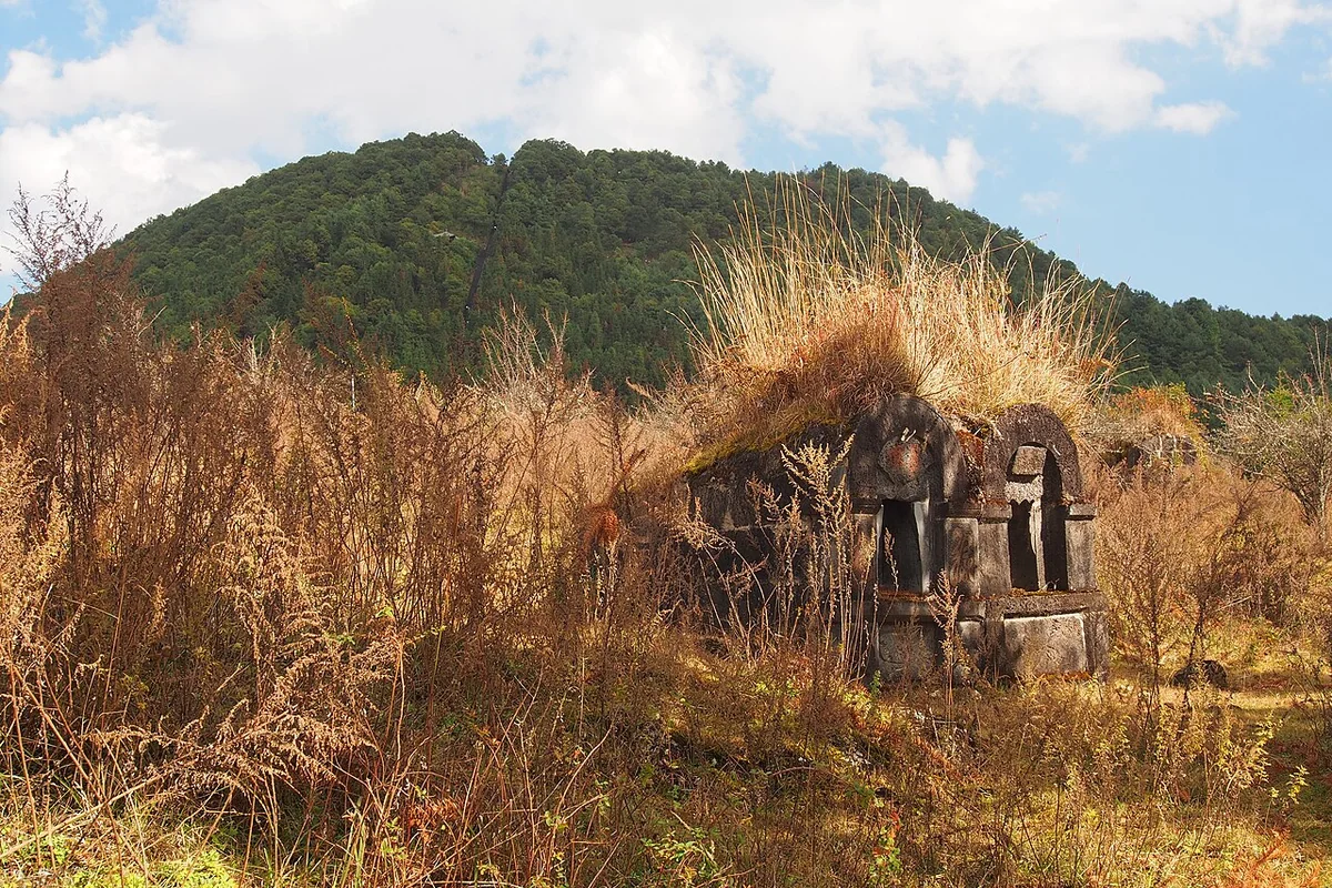 Old graves in front of Dakong Shan.jpg