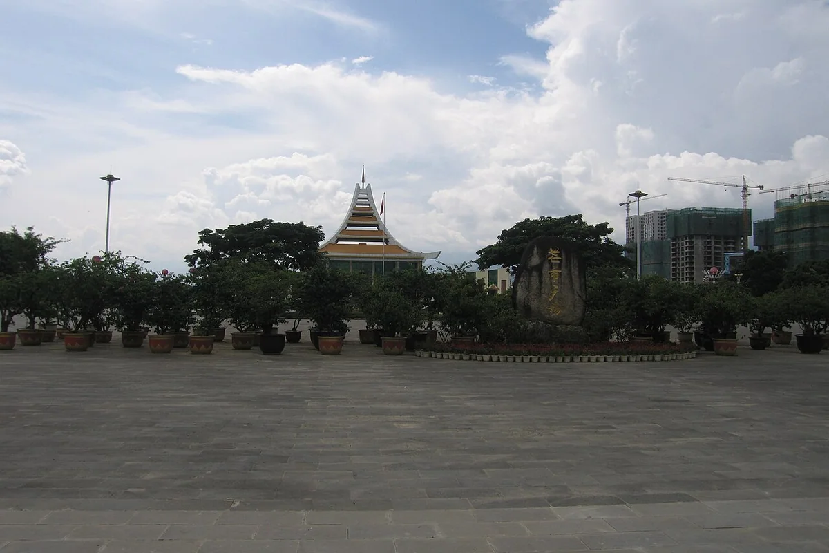 芒市广场01.jpg
