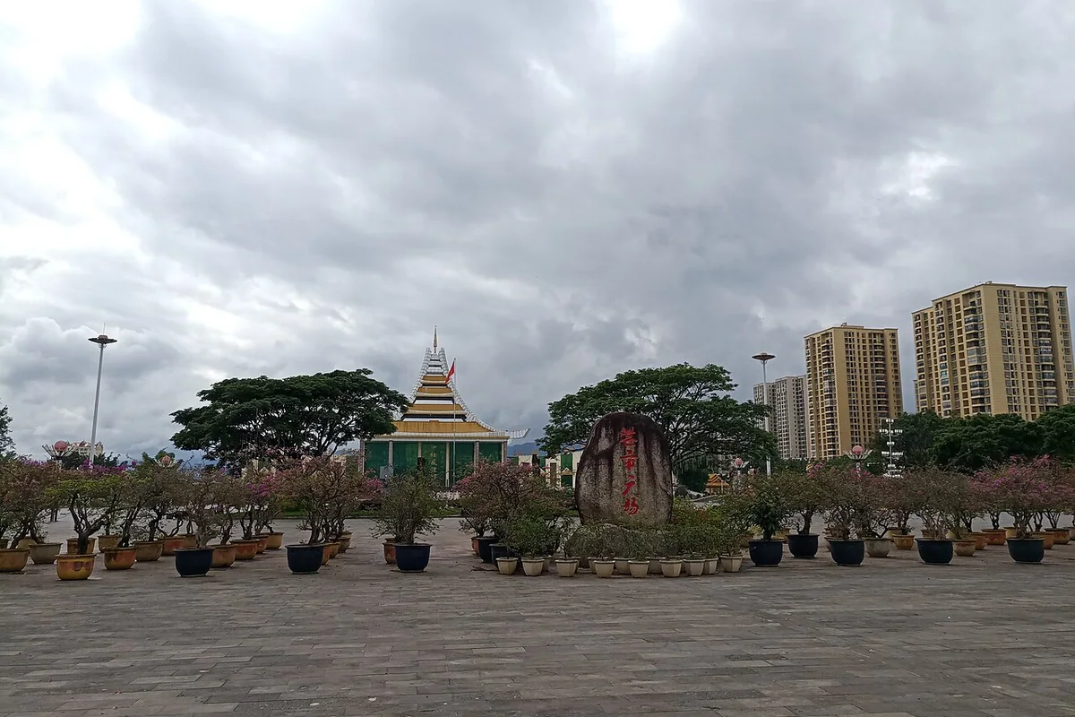 芒市广场04.jpg