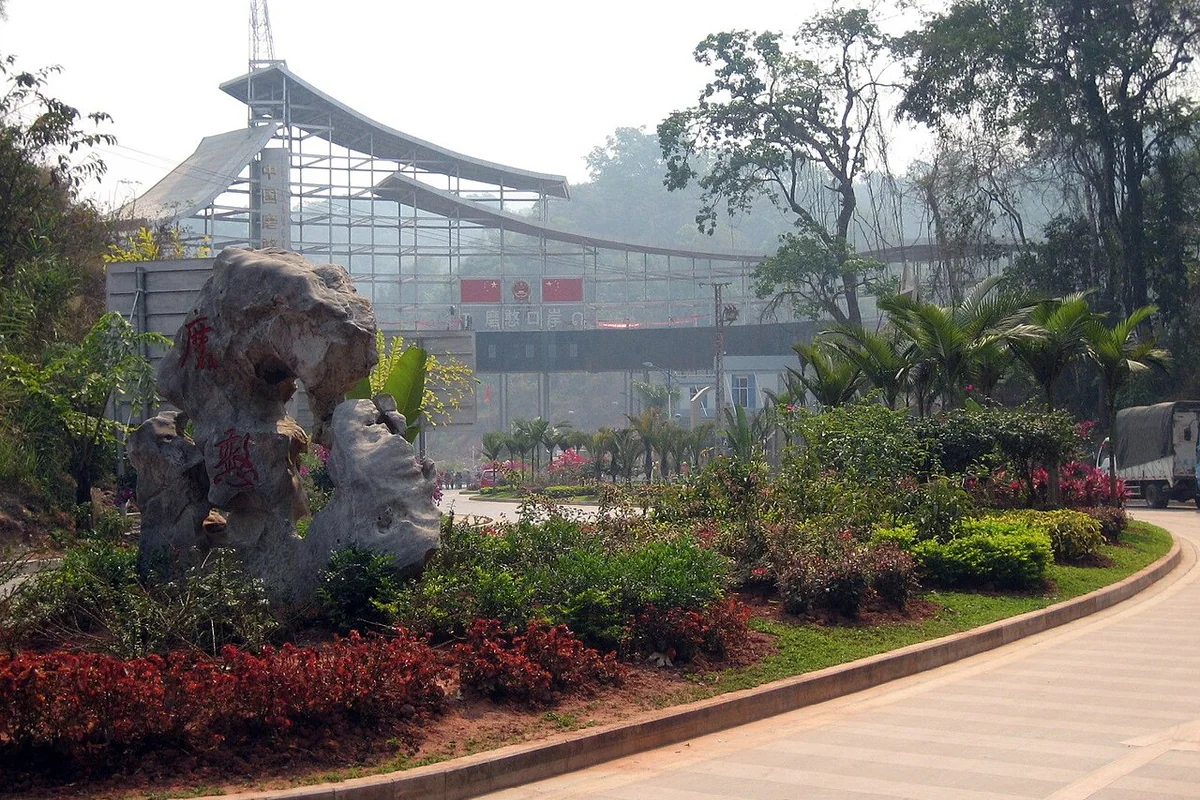 Mohan border gate at Boten (4419816730).jpg