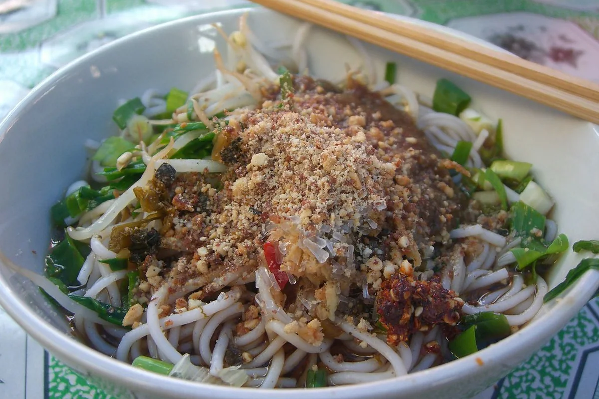 凉米线 Rice Noodles with Cold Spicy Garlic Sauce and Peanuts RMB2 - Laomeng Market, Yunnan